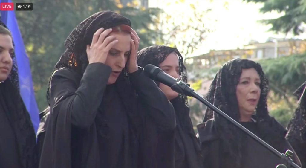"Kortezhi i dhimbjes shqiptare", gratë vajtojnë veshur me të zeza. Mes tyre dhe Adriana Kalaja 1 WhatsApp Image 2022 12 06 at 12.48.50