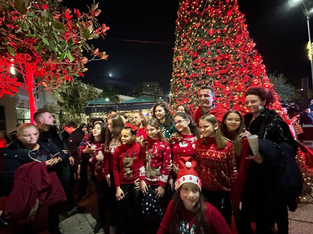Ndizen dritat festive të pemës në Pazarin e Ri, Veliaj: Sigurohemi që në çdo lagje të Tiranës ka gëzim WhatsApp Image 2022 12 08 at 17.28.44