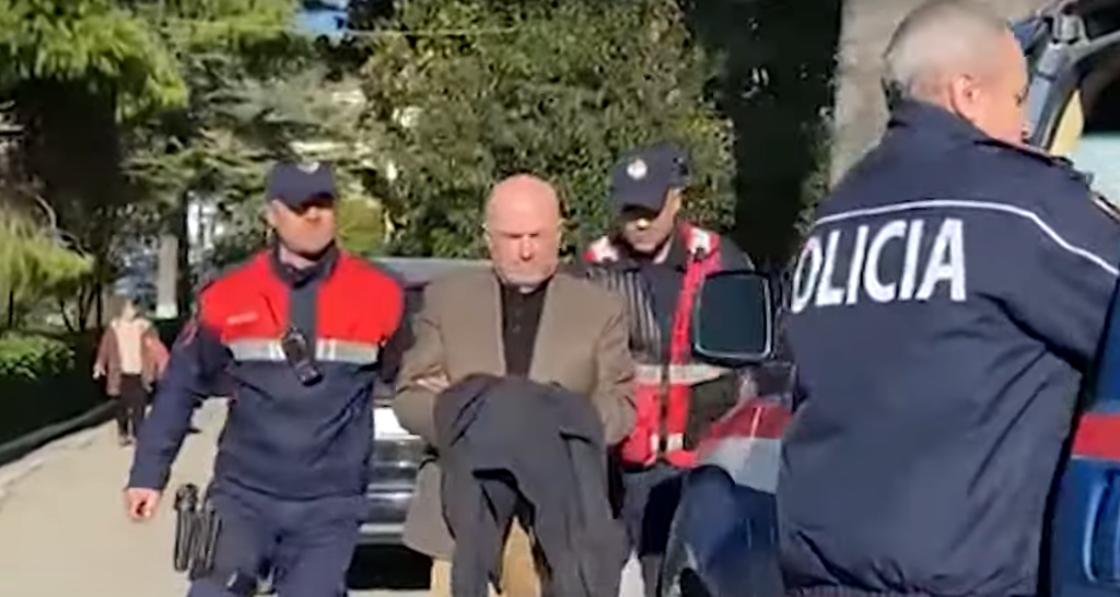 Bollano në Gjykatë me pranga në duar, ish-kryebashkiakut të Himarës i komunikohet sot masa e sigurisë bollano pranga