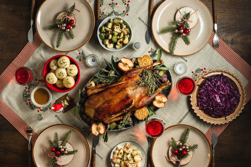 Darka e Krishtlindjes, disa këshilla sesi të mos e teproni christmas dinner QT 1200x800 GettyImages 1226984097