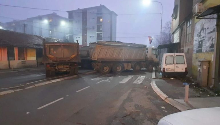 “Mbin” tjetër barrikadë në Mitrovicën e Veriut kosove 9 770x436 1