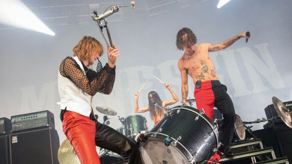 Elektrizuan skenën, grupi Maneskin kritikohet nga fansat pasi shkatarruan instrumentët maneskin 1 1024x575 1