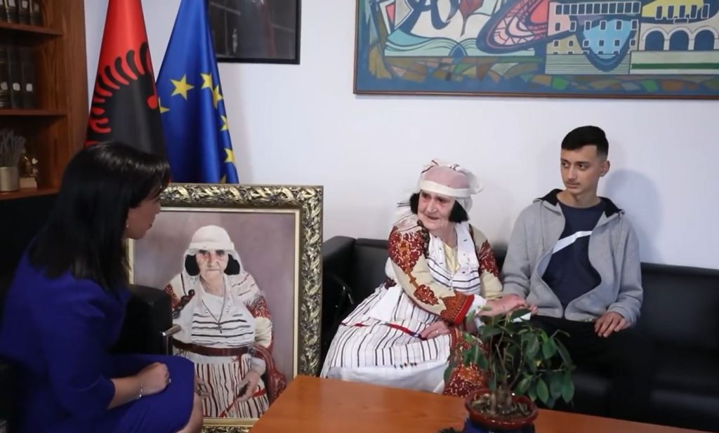 VIDEO/ Me portretin e gjyshes fiton konkursin, nënë Terezë një heroinë. Ka 28 nipër e mbesa mario
