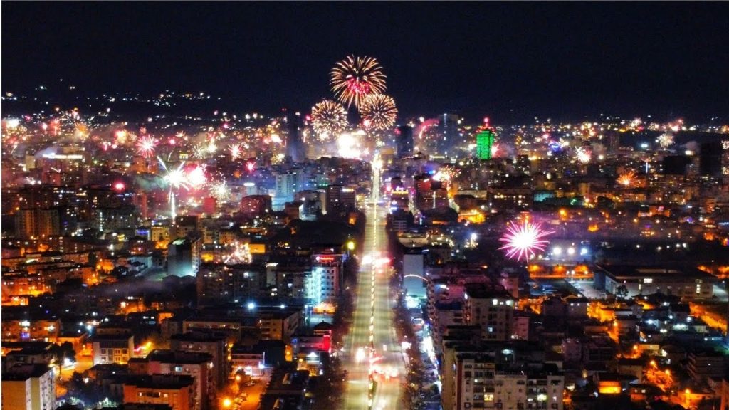 2023 troket në Shqipëri, ”Tirana News” uron shqiptarët kudo që ndodhen: Një vit të mbarë maxresdefault oXo8bi6Ce transformed