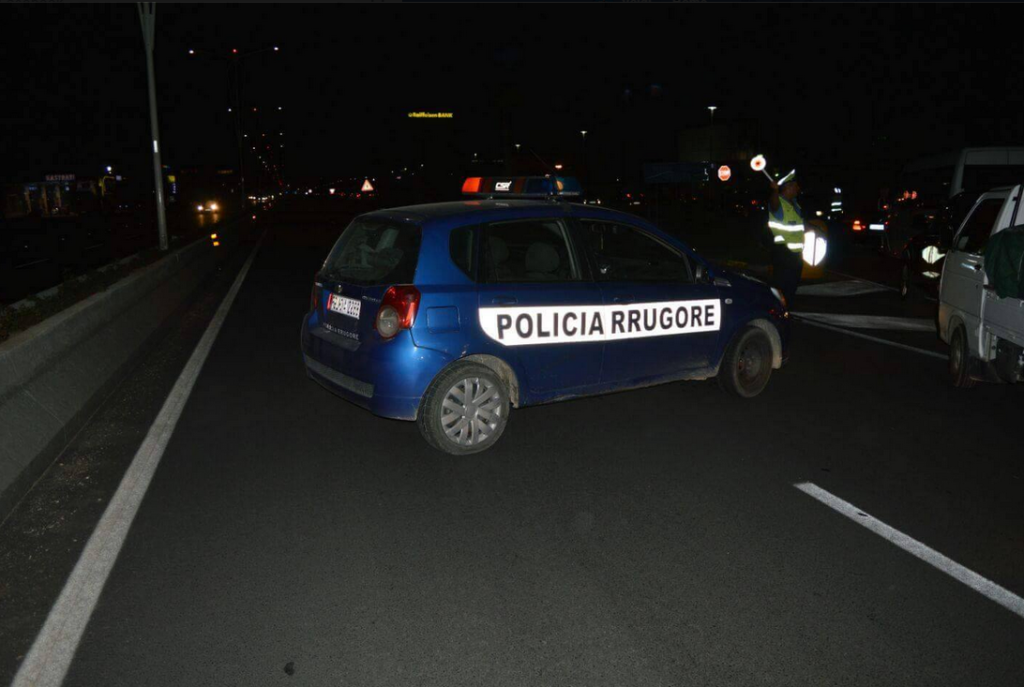 I moshuari përplaset nga makina në Elbasan, dërgohet në gjendje të rëndë në spital policia naten autostrade