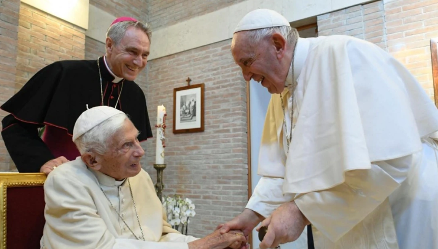 Paraardhësi i tij shumë i sëmurë, Papa Françesku: Lutuni për Benediktin XVI pope