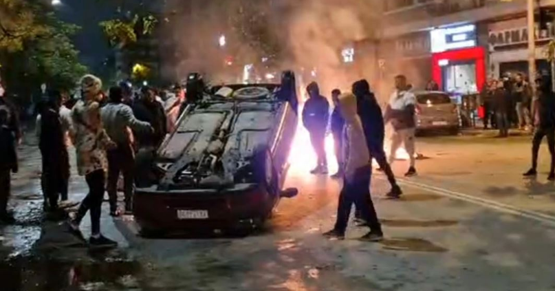 Video / Dhunë në Selanik, përmbysen makina, ndizen zjarre selanik