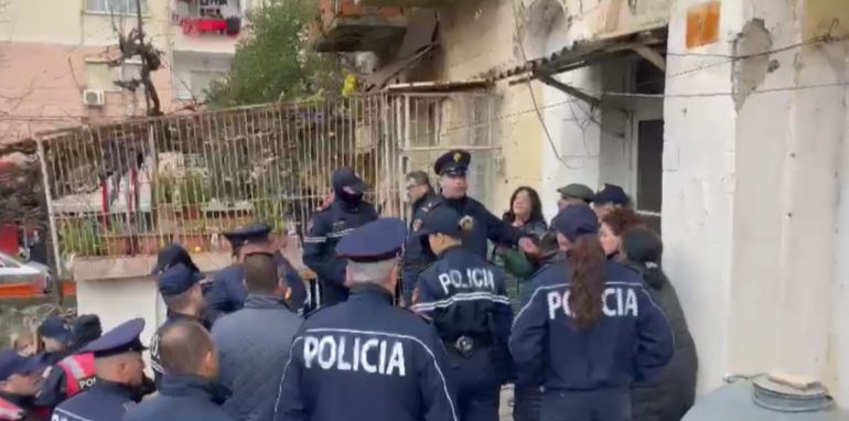 “S’e lejojmë shembjen”, IKMT dhe Policia zbarkon në pallatin pranë shkollës Petro Nini Luarasi shembet pallati4 770x382 1