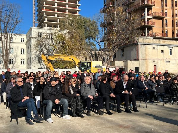 Nga Robert Ndrenika e Tinka Kurti, cilët janë aktorët që marrin pjesë në ceremoninë e nisjes së punimeve për ndërtimin e Teatrit të Ri teatri 1 600x450 1