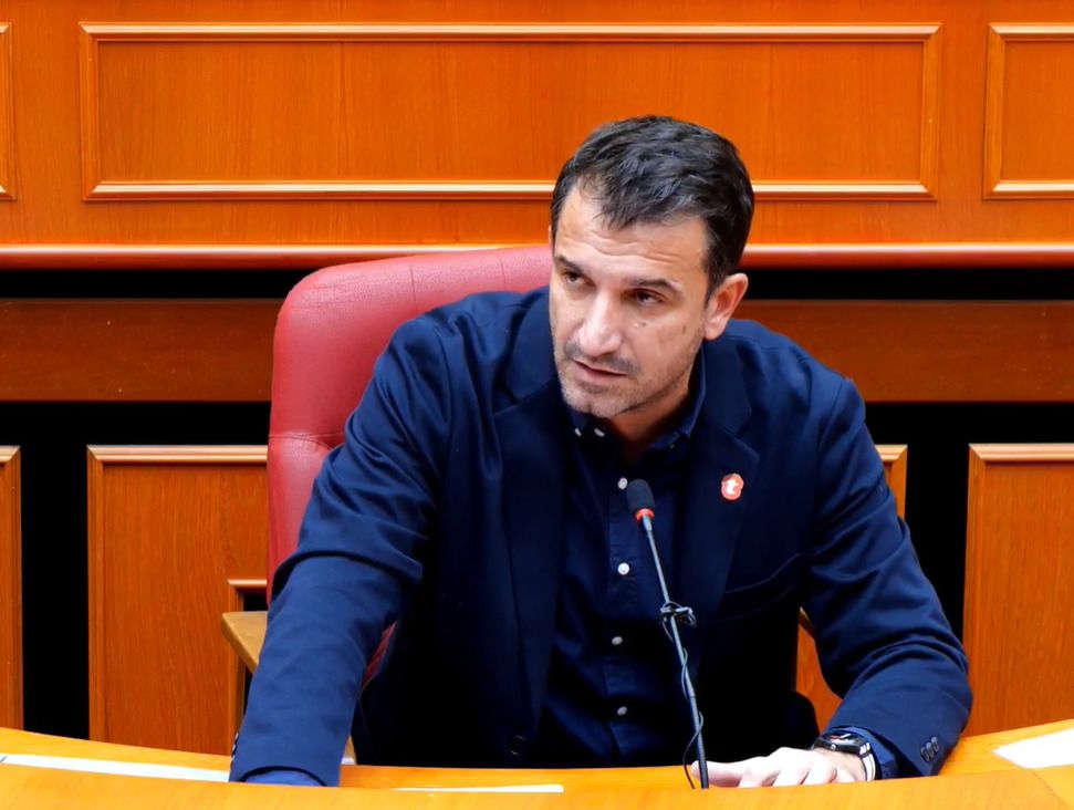 Këlliçi protestoi për shembjen e pallatit te “Myslym Keta”/ Veliaj: S’merrem me pajtime familjare, nuk jam zonja Eni, por kryetari i Bashkisë veliaj