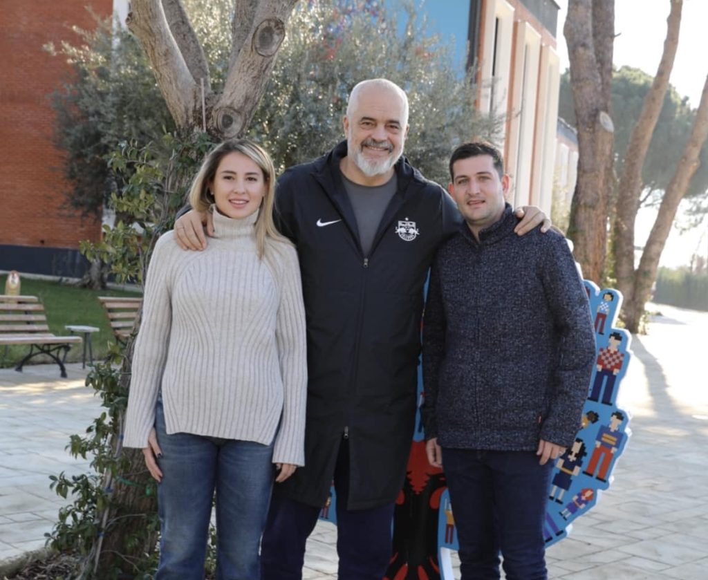 Parku Social në Brar, Rama krah Arbër Hajdarit: Do të ngrihet qendra më e madhe e argëtimit të fëmijëve në rajon 322982526 694722708849260 5721475798332373317 n e1673182460321