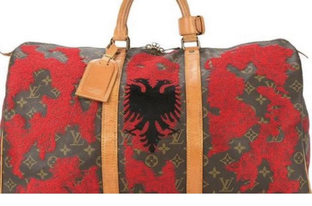 “Louis Vuitton” hedh në treg çantën me flamurin shqiptar për 9.900 euro 323427088 763728481937801 2355924388376124008 n