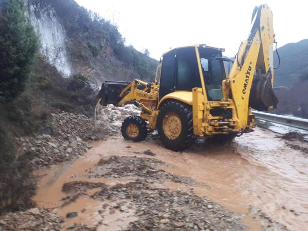 Moti i keq, rrëshqitje dheu e gurësh në Shkodër 4 1