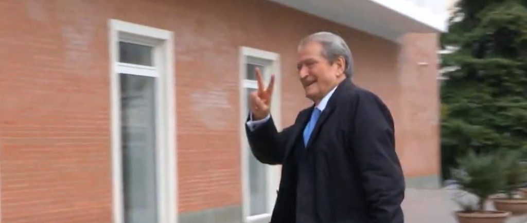 Prej ditësh me grip, Berisha shkon në selinë blu Capture 38