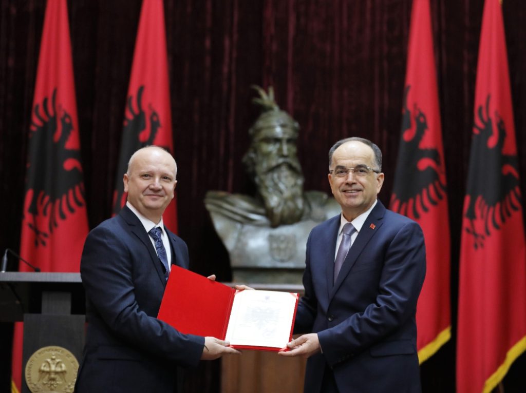 Presidenti Begaj dekoron artistin Sokol Marsi me titullin “Mjeshtër i Madh” WhatsApp Image 2023 01 12 at 14.20.55