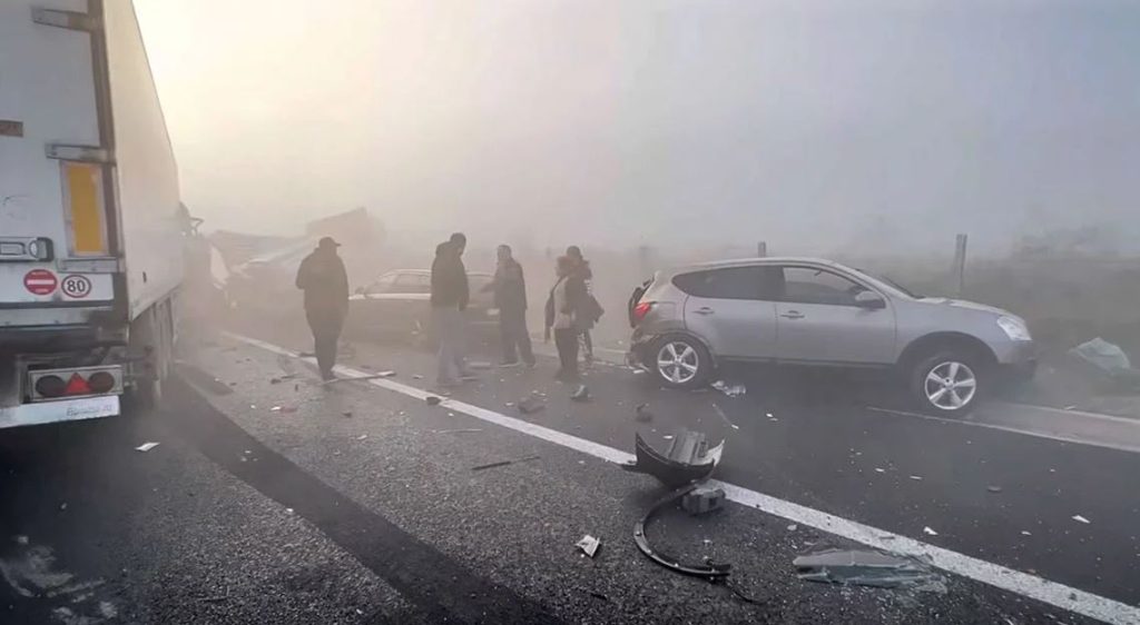 Aksident i frikshëm me 6 kamionë në Greqi, bllokohet autostrada aaaaa