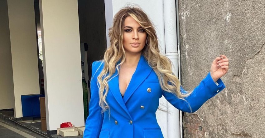 Rozana Radi: Partnerit ia kontrolloj telefonin, burrat i fshijnë mesazhet para se të vijnë në shtëpi auto rozana radi 175886425 968575643950077 3892615219707521014 n e16256541442741639909090