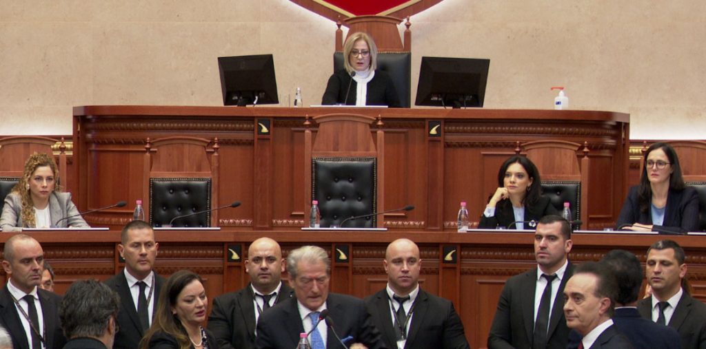 Berisha përjashtohet nga seanca, deputetët e PD-së i bien tavolinave berisha ne foltore