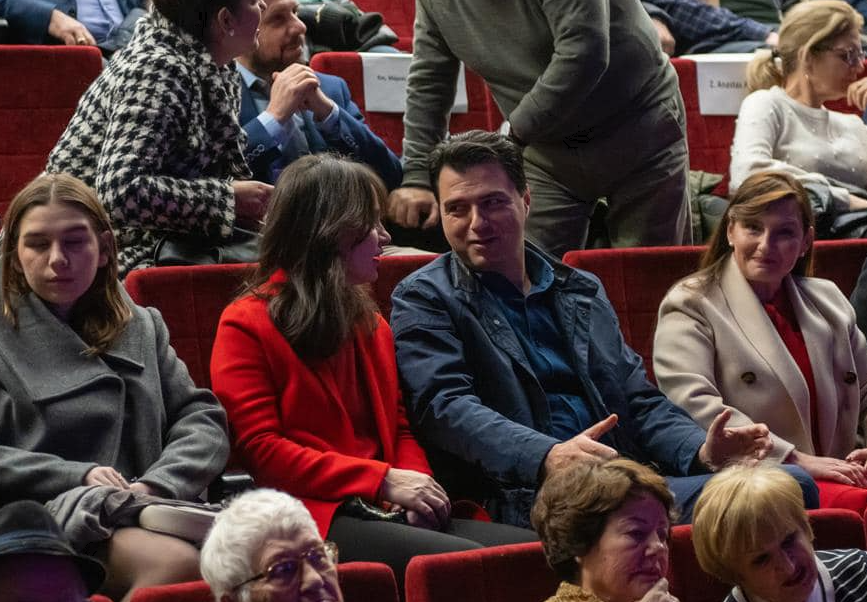 Basha me bashkëshorten ndjekin shfaqen teatrale “LUBA” fjgjhgkj