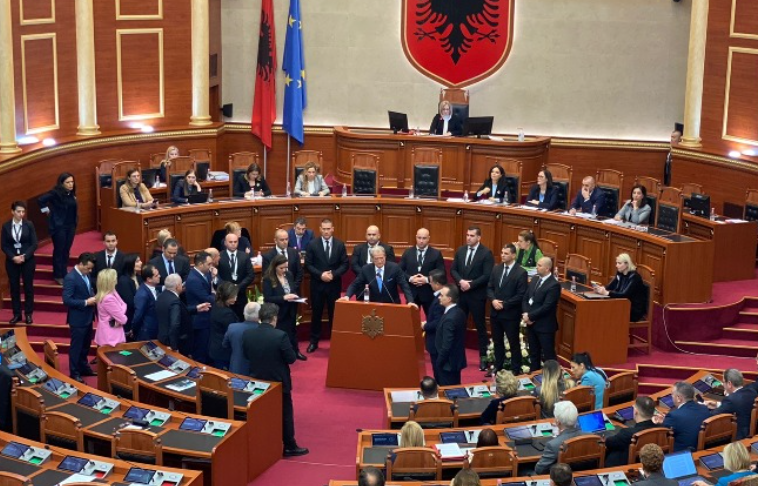 Përjashtohen nga Kuvendi pesë deputetë, mes tyre edhe Berisha kuvend 1