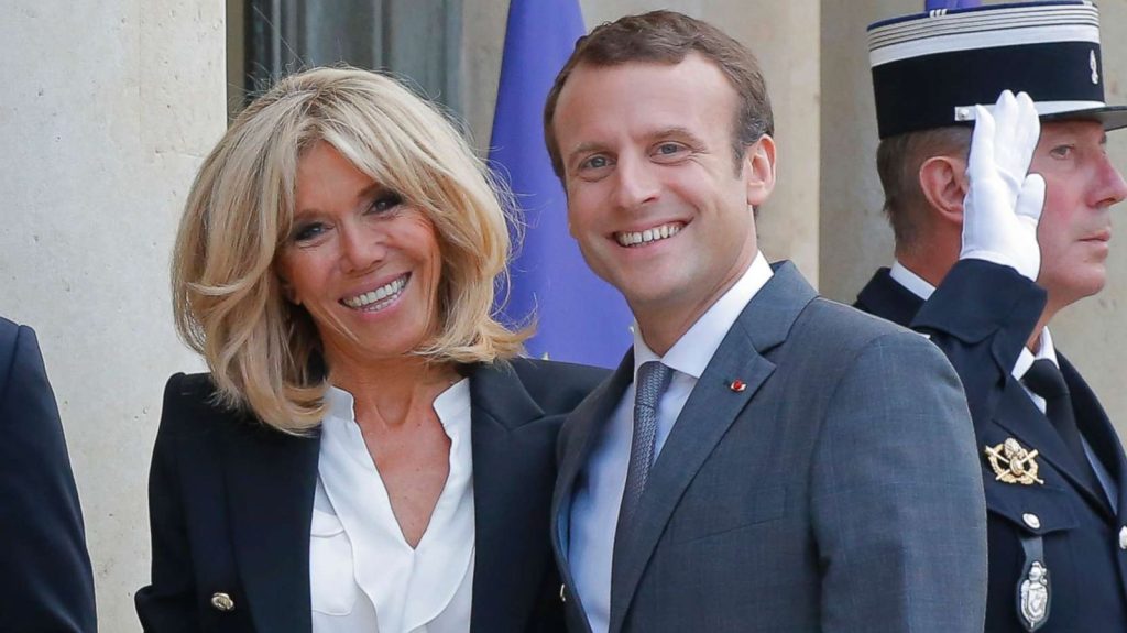 24 vite më e madhe/ Gazetarët “thumbojnë” Macron: S’duhej të ishe martuar me mësuesen tënde muu