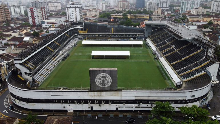 Trupi i Pelè vendoset në mesin e stadiumit të Santos, homazhe 24 orë për nder të legjendës pele santos 770x433 1
