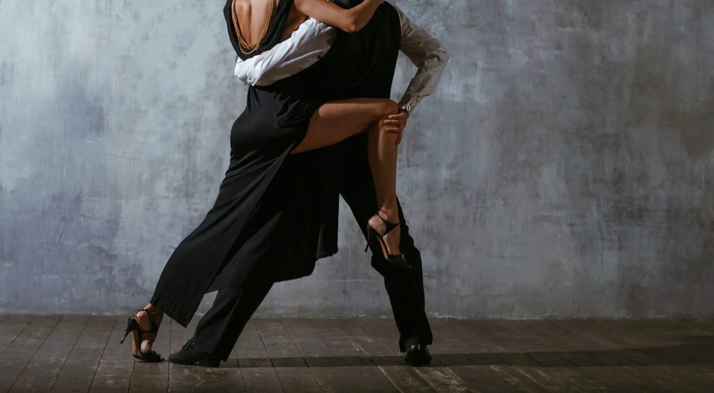 Shpallet fituesi i ‘Dancing With The Stars’, ja çifti që “rrëmbeu” 50 mijë euro tango pair dancers dance in ballroom 2022 09 07 16 01 27 utc scaled 1