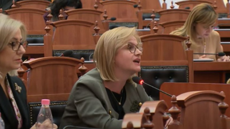 Fotolajm/ PD-ja kërkon shkarkimin e saj, Lindita Nikolla ulet krah deputetëve socialiste në Kuvend 1676549331 klotildabushka