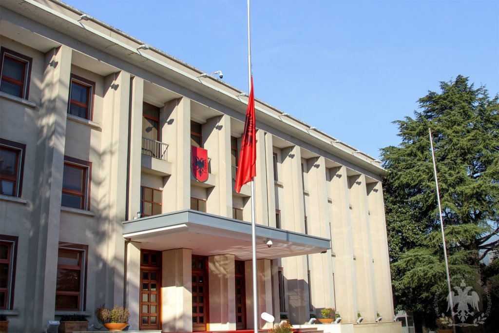 Ditë zie kombëtare për viktimat e tërmetit, presidenti Begaj: Le të bashkojmë lutjet tona 330772760 579995700687711 2048755792573728839 n