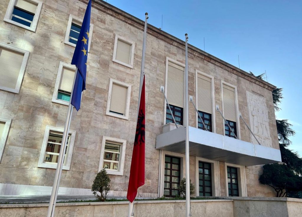 Ditë zie kombëtare në nder të viktimave, flamuri kuqezi ulet në gjysmë shtizë edhe në Kryeministri 330910522 1357184568368267 9147868417217323058 n