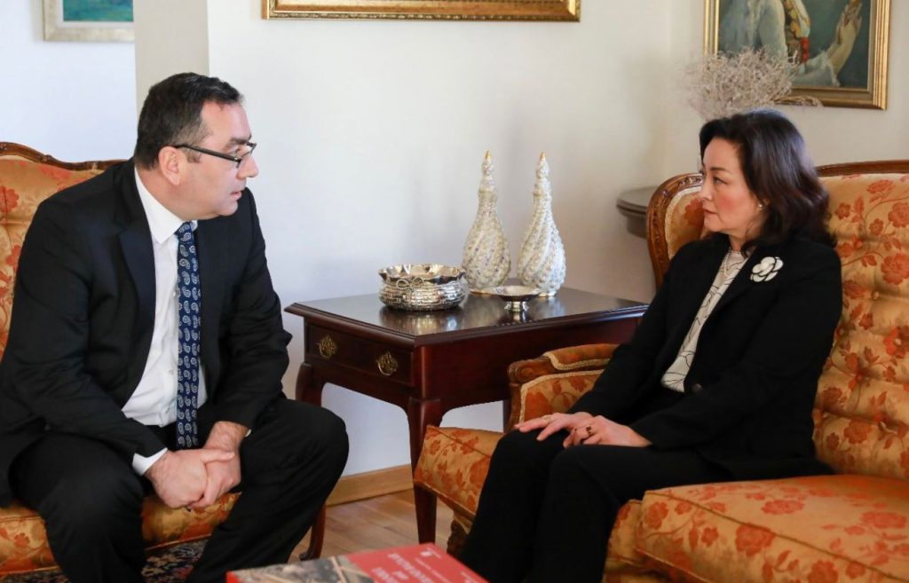 Yuri Kim takon homologun turk në Shqipëri: Jemi me miqtë tanë në këto kohë të vështira 63e38da69fa2dyuri kim