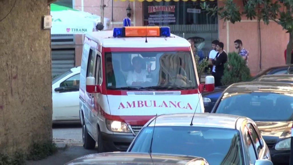 E reja përplas me makinë 16-vjeçarin në Korçë Ambulanca
