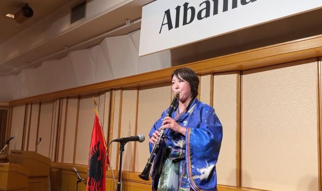 VIDEO/ Serenata korçare e luajtur në klarinetë, Rama ndan performancën e veçantë japoneze Capture 121