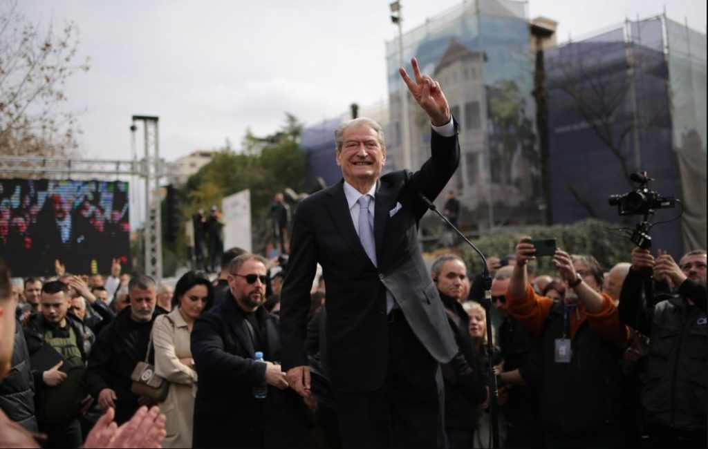 Protesta, Sali Berisha: Mazhoranca një bandë që strehon vrasës. Balla një trafikant femrash Capture 128