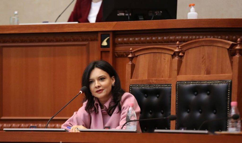 “1 minutë heshtje”, PD-ja kërkon përjashtimin e Elisa Spiropalit nga Kuvendi: Gjuhë shumë fyese Capture 130