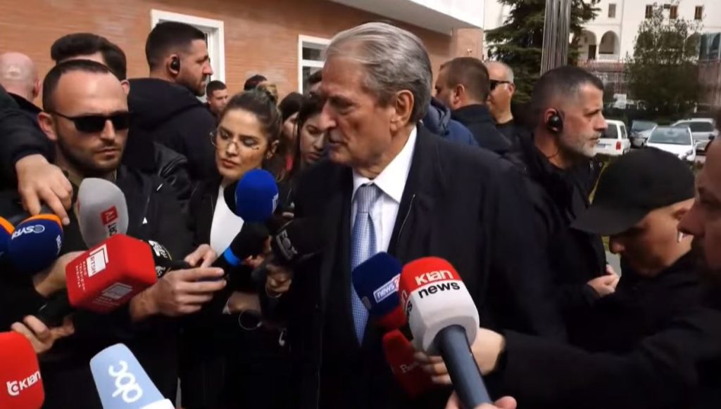 Mbyllet protesta modeste, Sali Berisha: Balla shpalli vendimin e Gjykatës për vulën e PD-së Capture 131