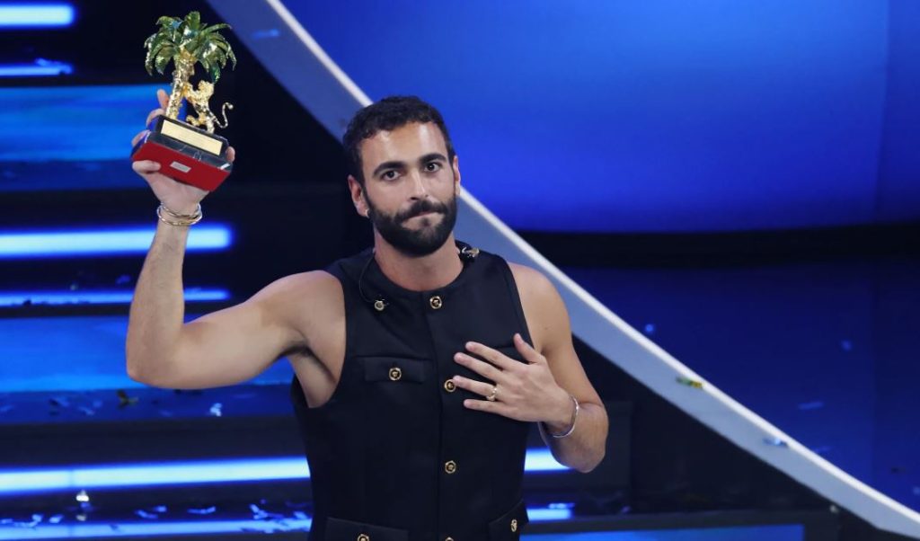 VIDEO/ Sanremo 2023, triumfon kantautori Marco Mengoni: Fitoren ua dedikoj grave Capture 52
