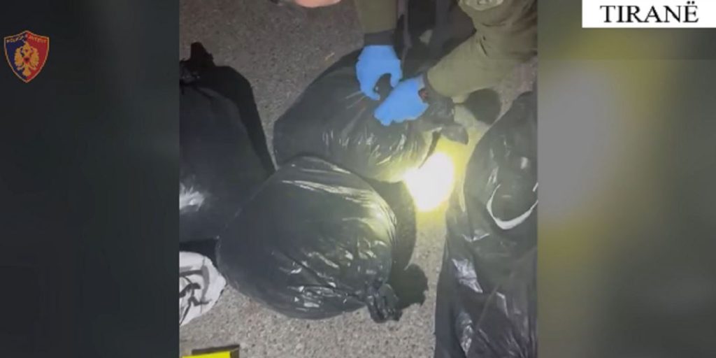 Bagazhi i makinës me kanabis, dy të arrestuar Capture 54