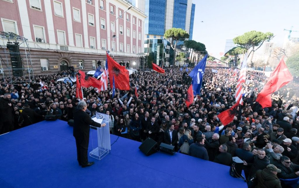 Beteja e Berishës, brenda dhe jashtë Kuvendit. Protesta Kombëtare në ditën që vendoset për vulën e PD-së Capture 62