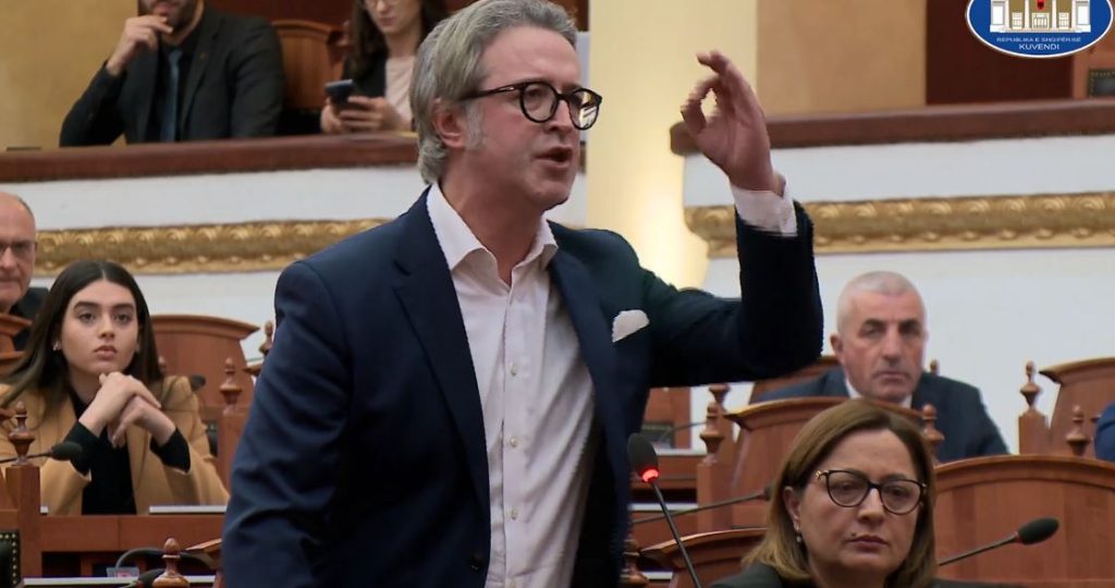 “Shqipëria në krizë”, deputeti Alizoti rrit tonet: Rama është një dhjaks, sillni tjetër Kryeministër Capture 84