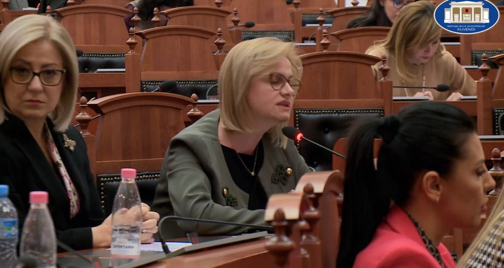 Fotolajm/ PD-ja kërkon shkarkimin e saj, Lindita Nikolla ulet krah deputetëve socialiste në Kuvend 1 Capture 87