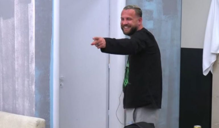 Kristi bisedon me banorët për Luizin: Është shkëputur me Kiarën… Capture 90 770x450 1