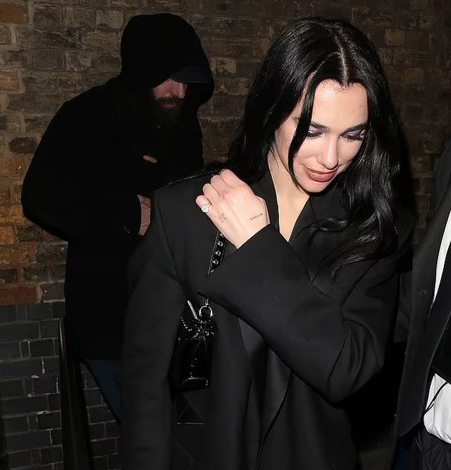 FOTO/ Dua Lipa dhe mashkulli misterioz pas saj 2 Dua Lipa dhe mashkulli misterioz 2 1