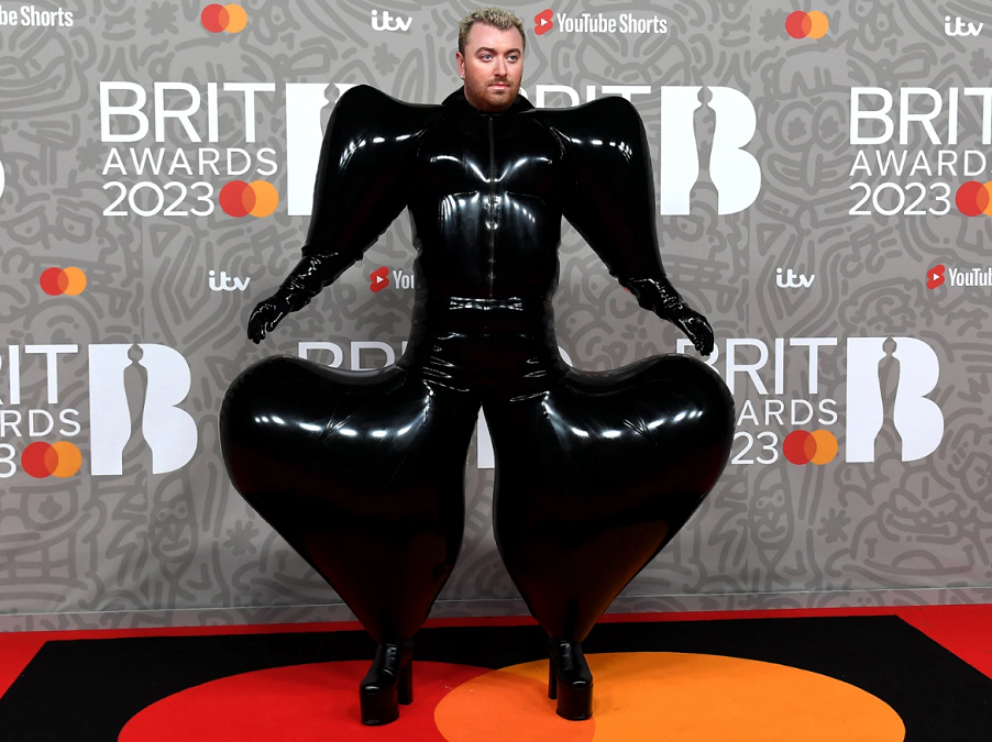 Sam Smith shfaqet ndryshe në tapetin e kuq: Po zbuloj një shpirt femëror te vetja 1 Sam Smith