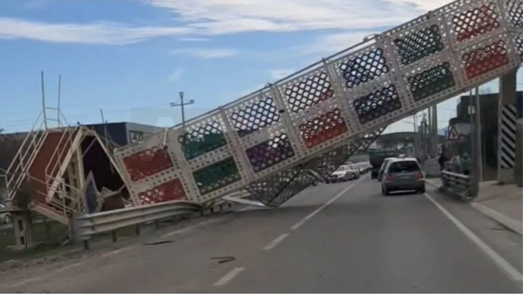 Aksident, shembet mbikalimi i këmbësorëve Shkoder shembet mbikalimi i kembesoreve 1280x720 1