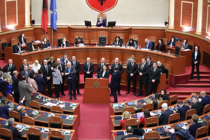 ‘McGonigal’ shkakton kaos në Kuvend, përjashtime e debate të ashpra, çfarë ndodhi sot në seancë WhatsApp Image 2023 02 02 at 11.23.05 675x450 1