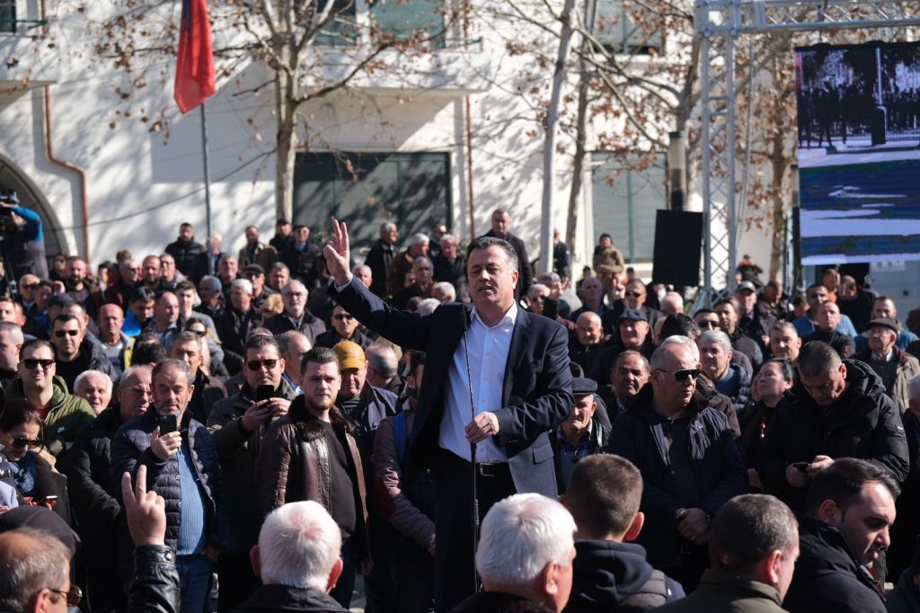 FOTOT/ Protestuesit mesazhe kundër Ramës para Kuvendit 2 WhatsApp Image 2023 02 16 at 10.29.01 1