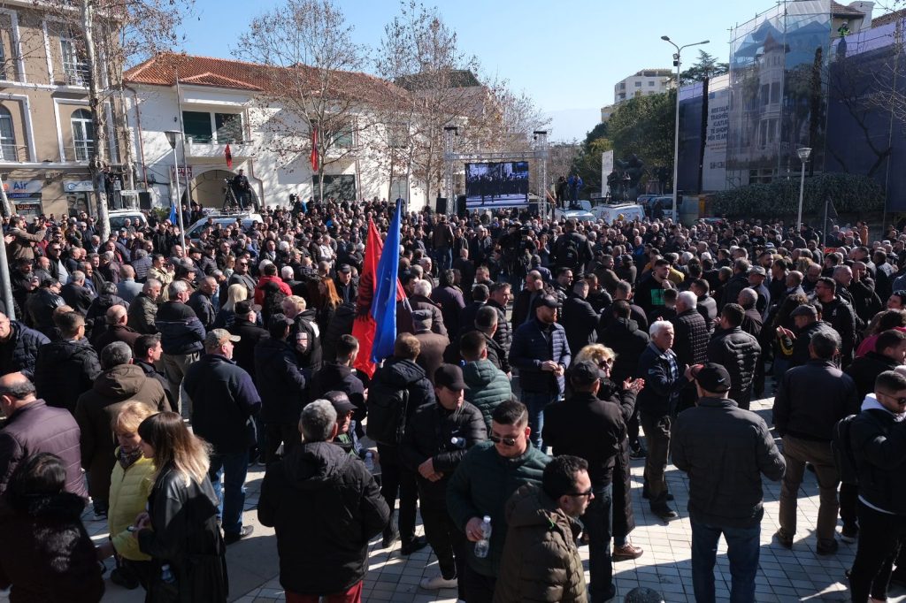 FOTOT/ Protestuesit mesazhe kundër Ramës para Kuvendit WhatsApp Image 2023 02 16 at 10.29.02