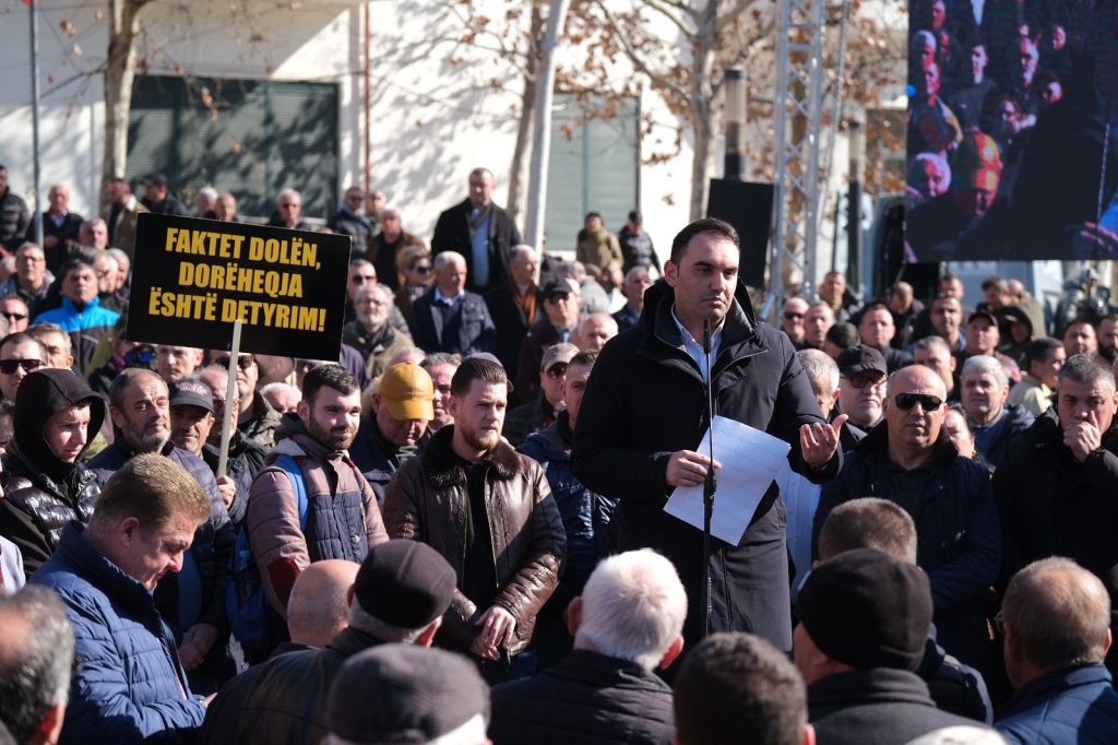 FOTOT/ Protestuesit mesazhe kundër Ramës para Kuvendit 1 WhatsApp Image 2023 02 16 at 10.37.33