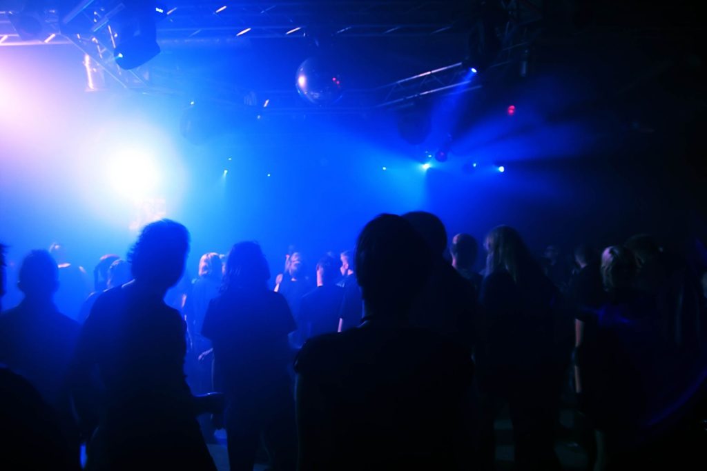 Sherr masiv mes shqiptarëve dhe rumunëve në një klub nate në Greqi athens eat drink clubs 1920